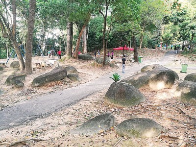 四周民众因多块大石头，将花园内休闲公园称为“石头公园”。