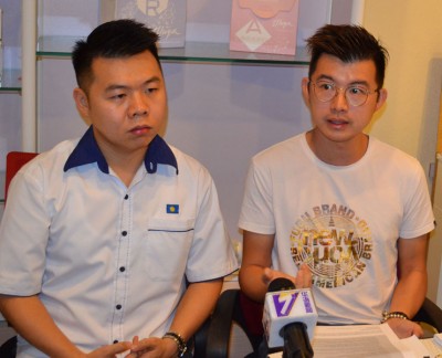 杨竣雄（右）在刘国南的陪同下召开新闻发布会。