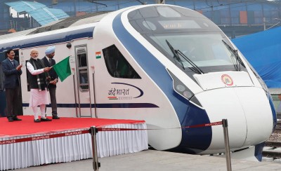 印度总理莫迪上周五在新德里火车站，为首个国产列车“致敬印度号”主持通车仪式。