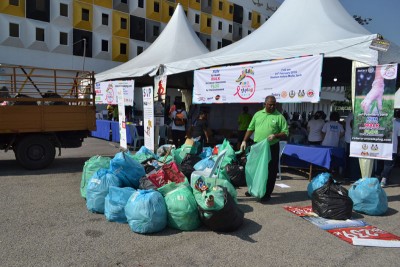 参与竞走与捡垃圾活动的民众合力捡起了300公斤的垃圾。