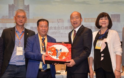 韩国瑜(右2)赠送纪念品予蔡宝强(左2);左起为李明发及陆淑美。