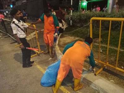 清洁工人把游神后，民众留下的垃圾清理干净，还街道干净。”