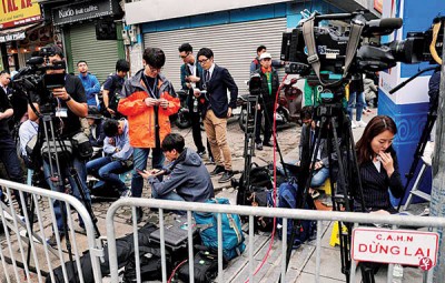第二次特金会吸引近3000名海外记者前往越南采访。图为大批记者26日在金正恩下榻的酒店外驻守。