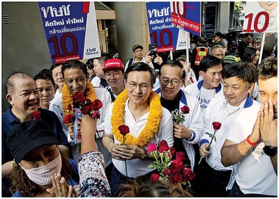 泰爱国党面临解，图为党主席乍都隆（中）。