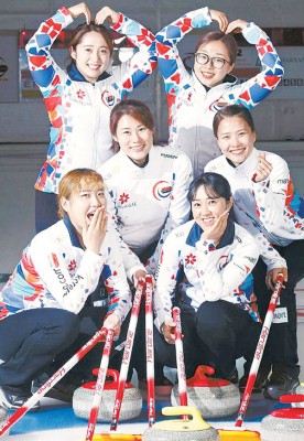 金恩静、金永美、金善英、金京爱及金超熙组成的庆北体育会女子冰壶组。