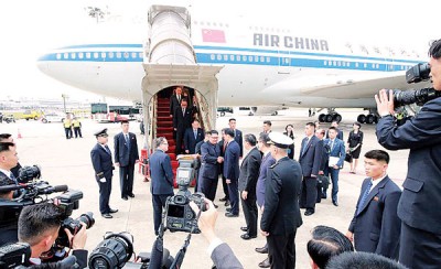 金正恩去年飞赴新加坡和美国总统特朗普会晤，出于朝鲜飞机老旧的原因，向中国借了一架波音747飞机当临时专机。