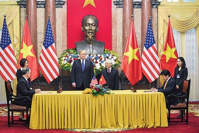 美越两国签署总值210亿美元（约854亿令吉）的贸易协议。（法新社照片）