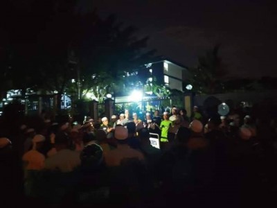 约80名穆斯林聚集居林警局。