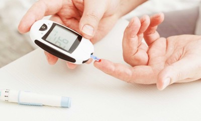 所有胰岛素使用者必须在家中使用便携式血糖仪，以定期进行血糖测试。