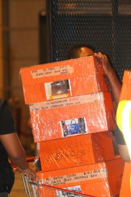 警方去年在相信与纳吉有关的公寓单位内，搜出大批名片包包。（档案照）