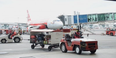 地勤人员将运载行李的卡车，载到相关航班的飞机准备上载。