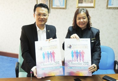 杨顺兴（左）及张君仪展示槟城国际跨海大桥马拉松赛参赛将获得的T恤。