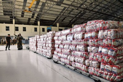 大量物资目前堆积在库库塔通往委国边境桥梁附近的货仓。（法新社照片）