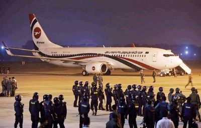 客机降落吉大港市后，遭孟加拉特种部队团团包围。