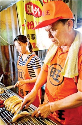 沈联旺在一中商圈经营人气美食摊“香肠王”。
