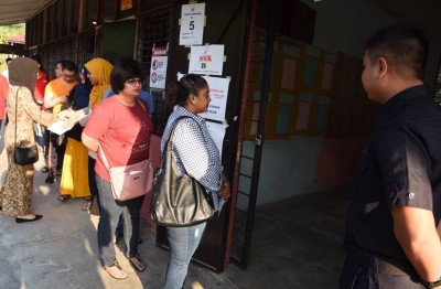 选民一大早就到各自的投票中心，履行公民责任。
