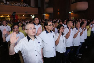 魏家祥（前排左起）、马汉顺、周美芬、林万峰、陈德钦等率领党员，在党庆上宣誓。