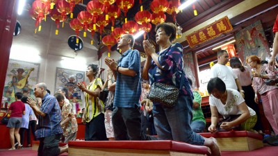 庙里人潮络绎不绝,信徒通过“卜筊”向观音请准“借库”。