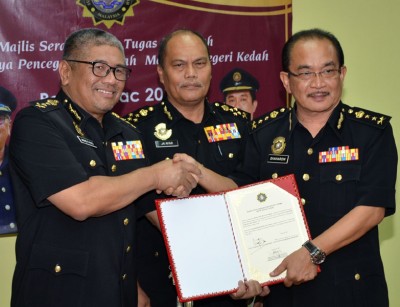 吉打州反贪会主任移交职权，左起莫哈末弗兹、惹阿化及沙哈隆。
