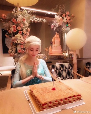 Angelababy生日趴扮成Elsa。