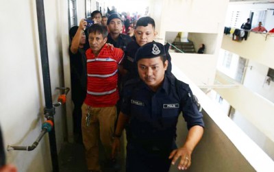 印尼籍男子莫哈末古丁，遭扣上手铐押走。