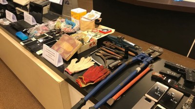 警方搜获匪徒造案时使用的工具、塑胶玩具枪、刀、手机、电脑、相机、录景机、女性饰品等。