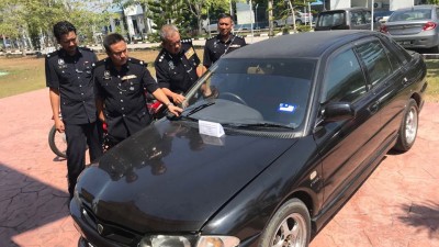 诺再尼检查匪徒造案时使用的汽车。