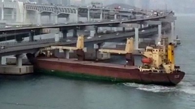 俄罗斯货船“希格兰号”撞上釜山广安大桥，导致桥底受损。