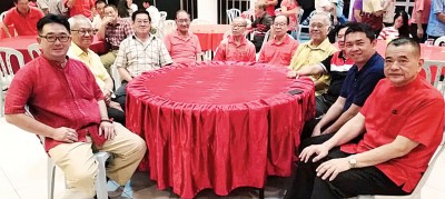 蔡通易（左1）、陈德钦和陈志雄（右1及2）与同桌的马华元老及华团领袖相见欢。