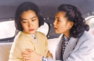 林青霞（左）和张曼玉在经典片《滚滚红尘》中饰演好姐妹。