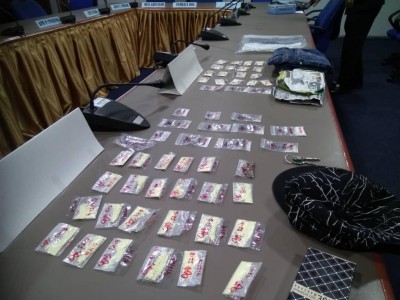 警方在芦骨斯嘉镇逮捕两名毒贩，起获各种毒品。