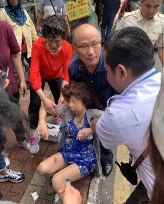 城中城外遭掠夺 中国乐龄女游客受伤