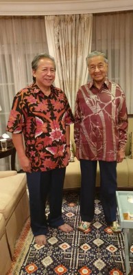 阿尼法（左）与马哈迪会谈内容，包括归还沙州的权利及恢复沙巴的地位事宜。