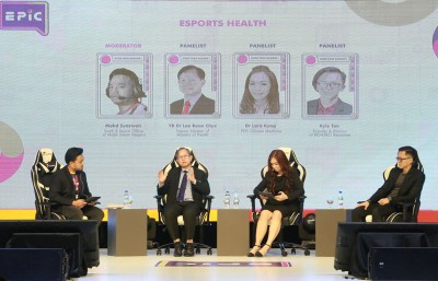 李文材(左2)在2019年电竞业研讨会发言。