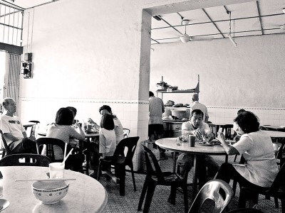 海安饭店以经营槟城海南美食为主，成为老槟城的集体回忆。（档案照）