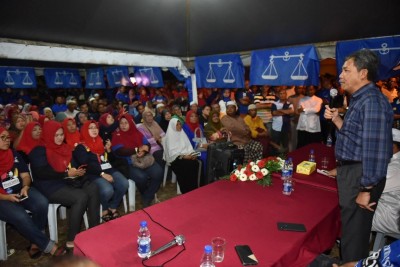 莫哈末哈山周四晚在武吉马格达城（Bandar Bukit Mahkota）的政治讲座上为国阵候选人查卡利亚站台。