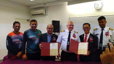 马六甲飞行学院与州反毒机构签署备忘录，杜绝教育中心滥用毒品。左2起祖基菲里、阿都华合、史蒂芬德里及刘志良。 