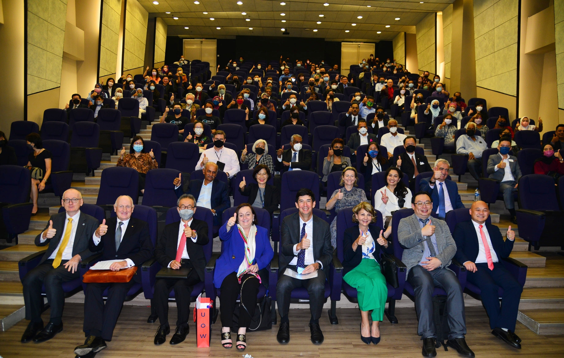 伍伦贡伯乐大学学院校园大门重开 办疫后首场座谈会